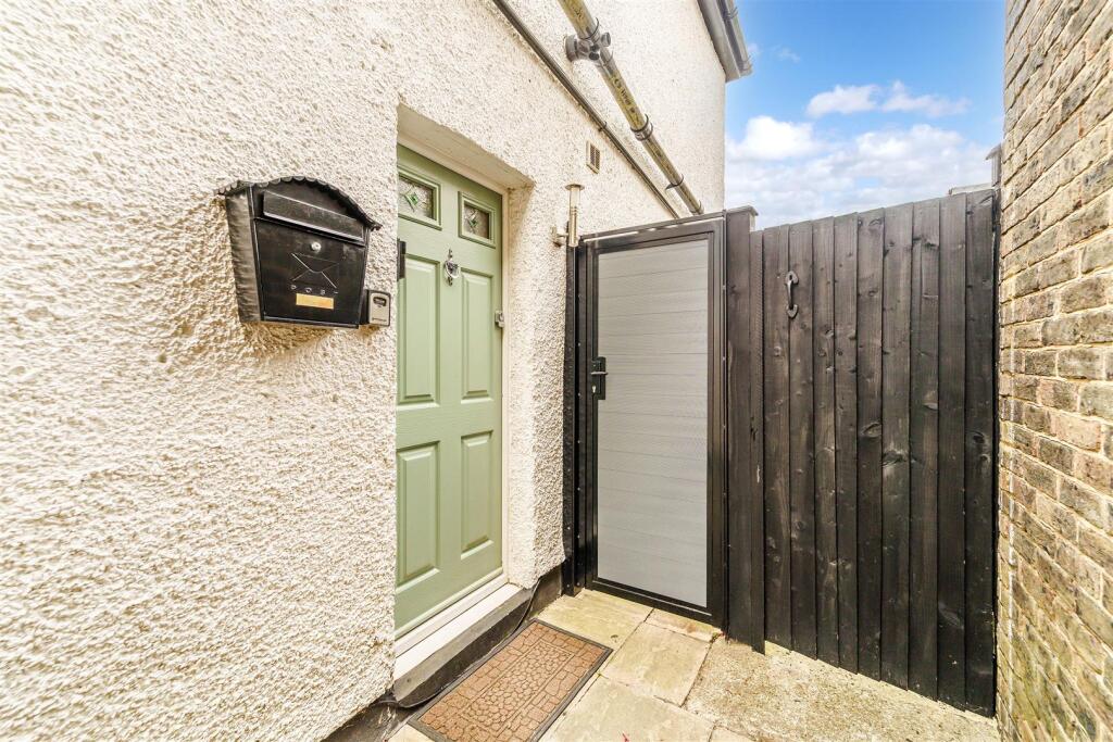 FERNDALE ROAD, 31 (7).jpg