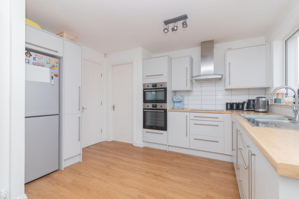 32 torbracken howwood, johnstone pa9 1dy L-11