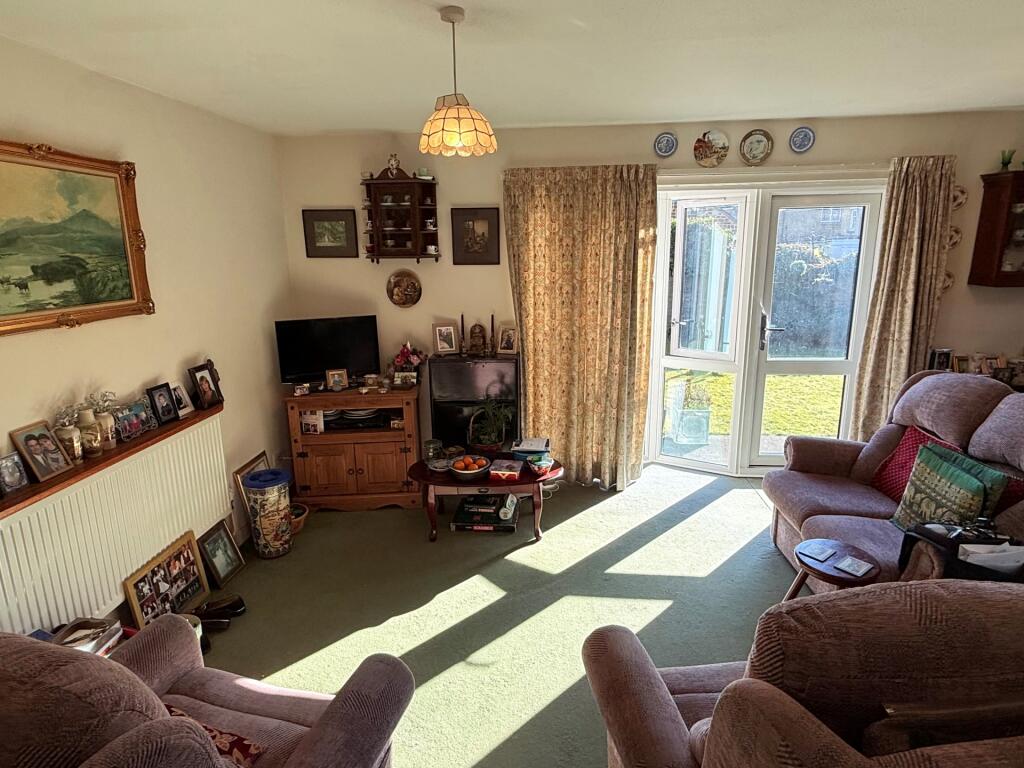 LOUNGE / DINING ROOM