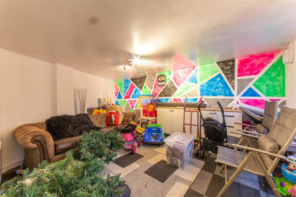 697 Monnow Way-27.jpg