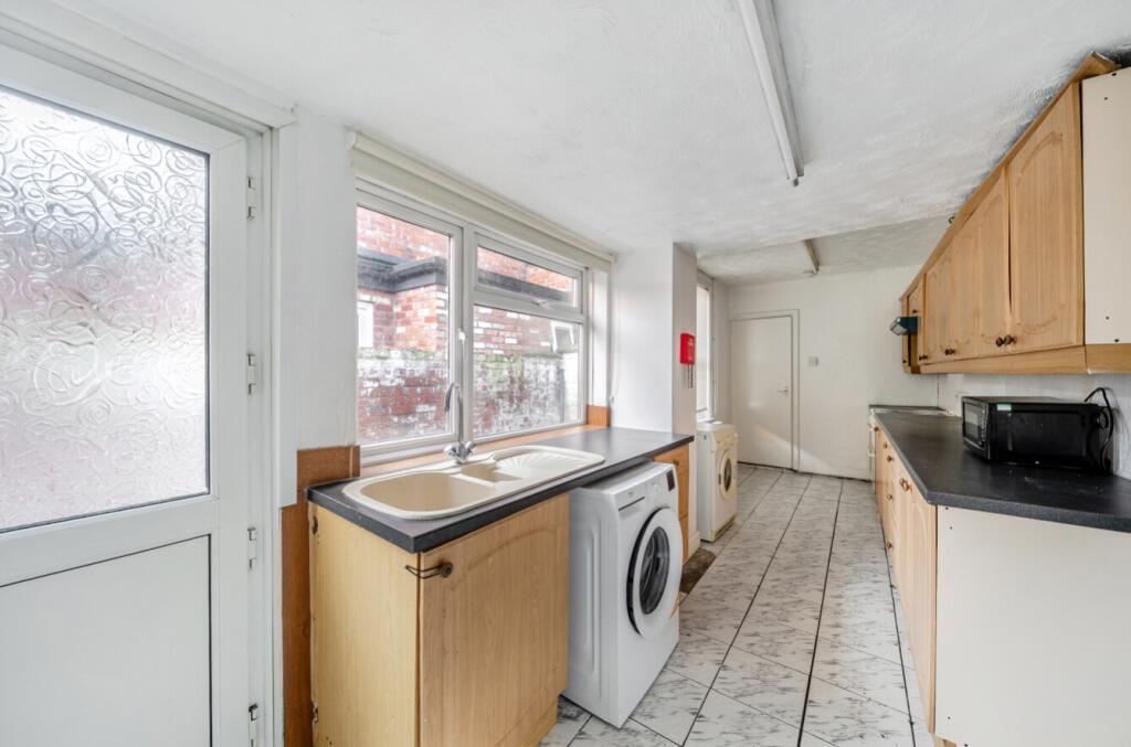 1386709-8-693030ad171e8