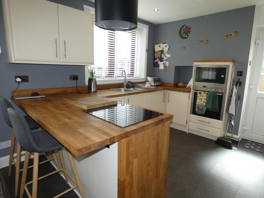 KITCHEN / DINING