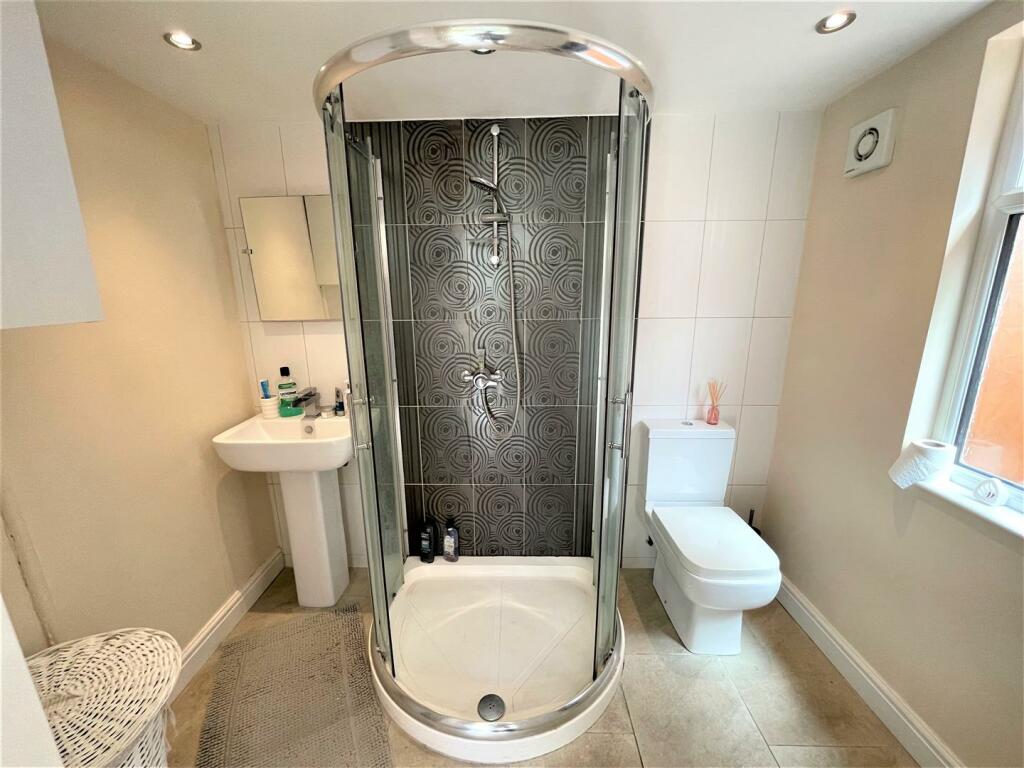 DOWNSTAIRS SHOWER ROOM :