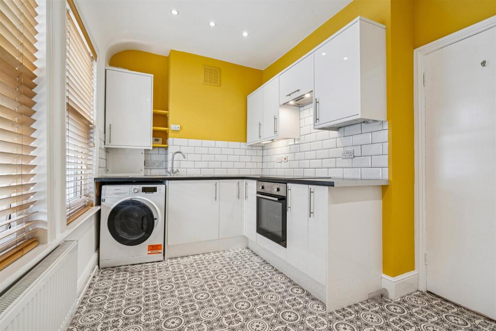 Flat 4, 106-108 Tooting High Street kitchen 1.jpg