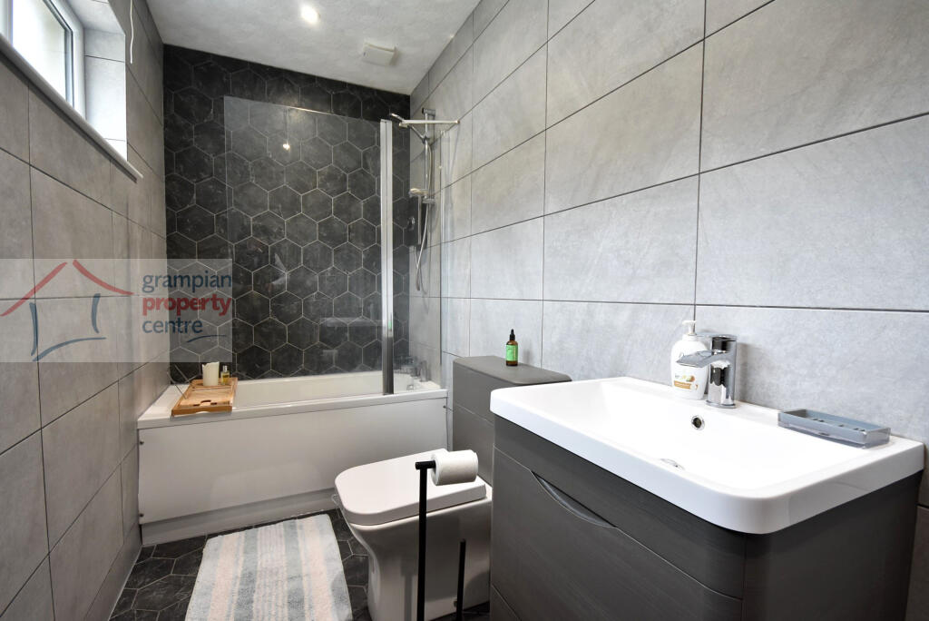 ground floor showe room .JPG
