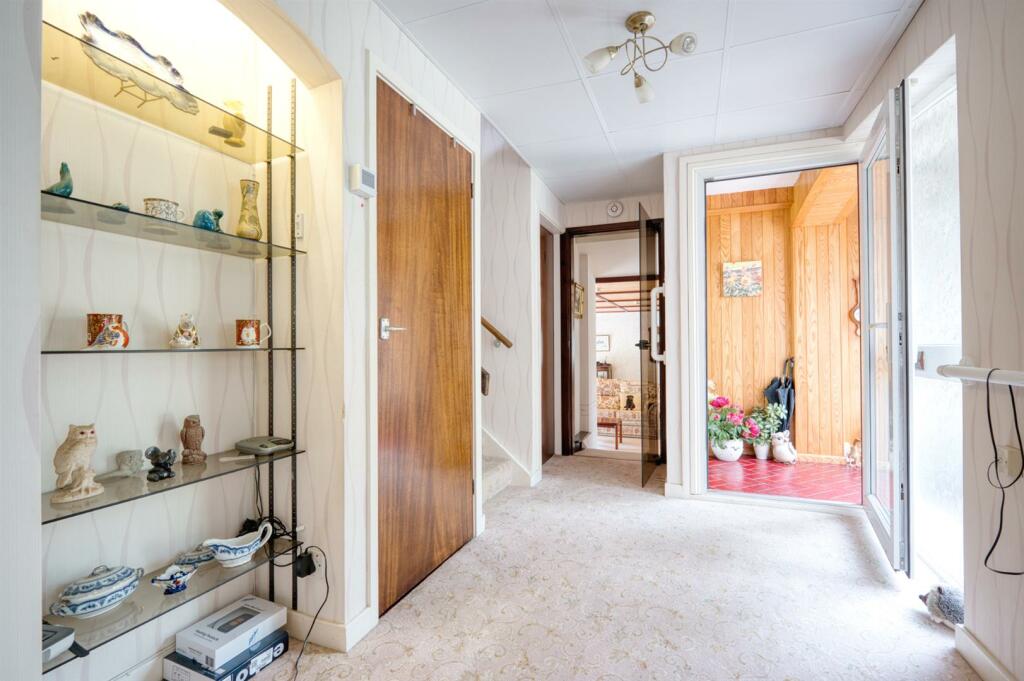 Inner Hallway to Sitting Room.jpg