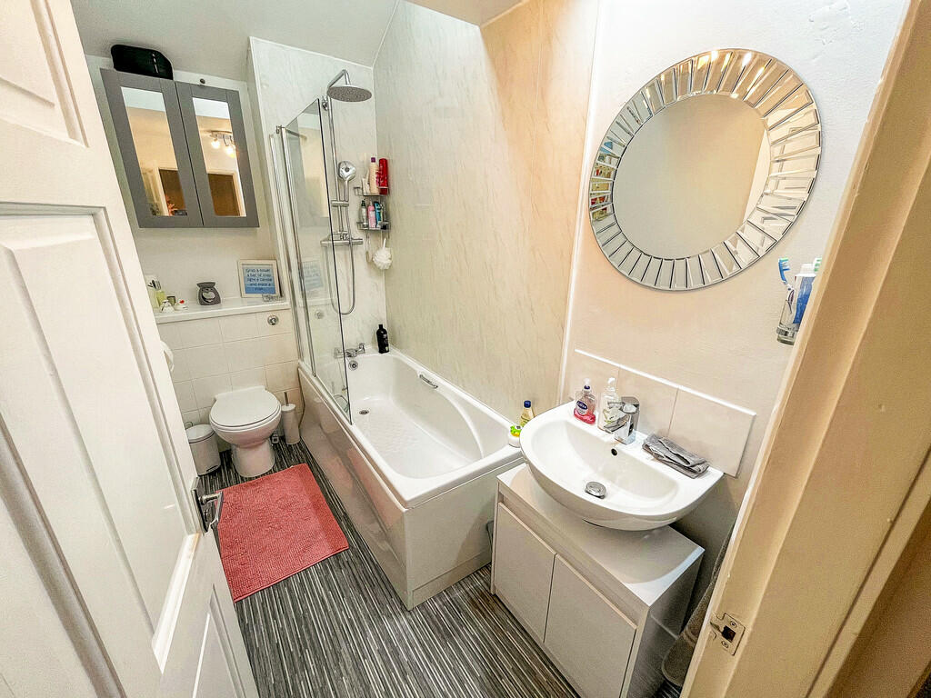 18_Bathroom_edite...