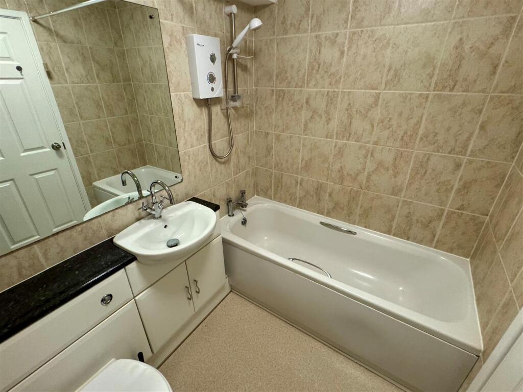 8 Jenkins Court Bathroom