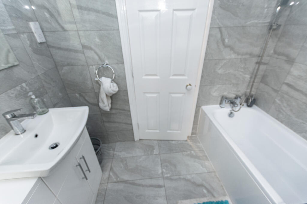 bathroom32parkwoodavenueleedsls81jw