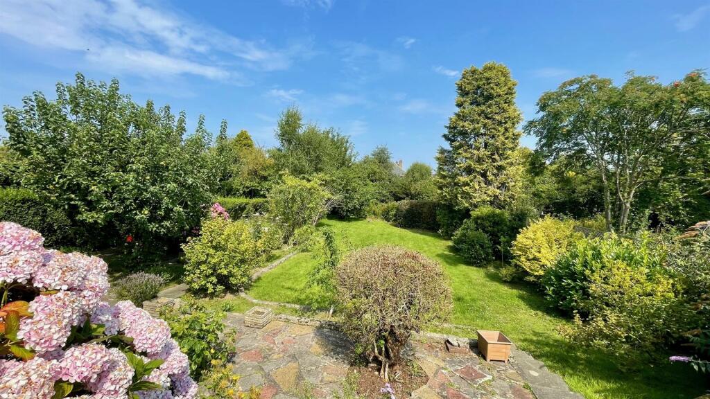 LARGE REAR GARDEN