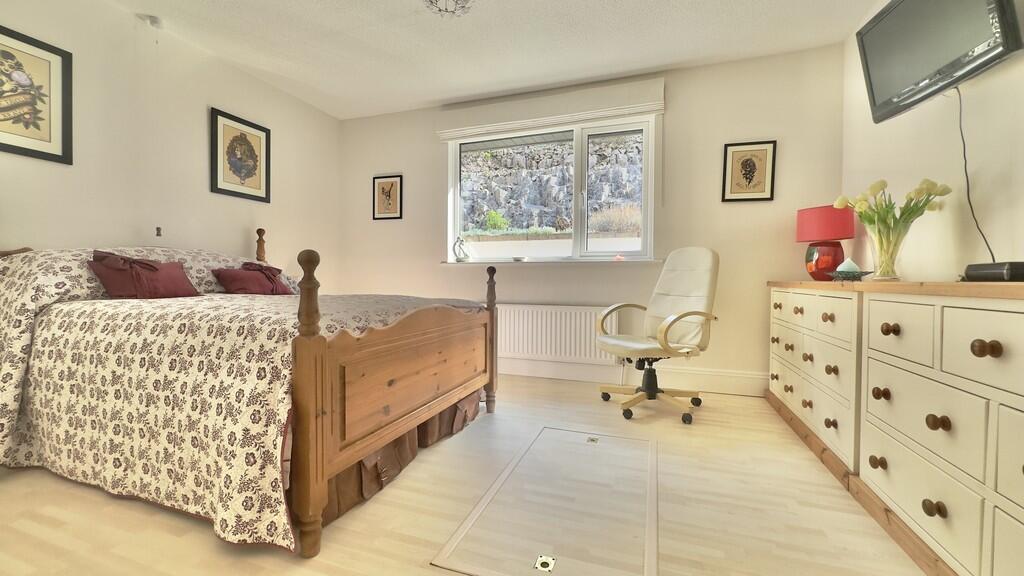 AE644648-44FB-4C6...