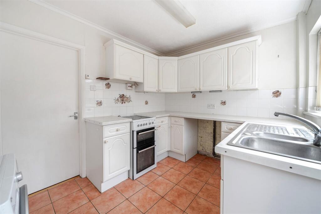 15 Simons Walk, Pattishall (8).jpg