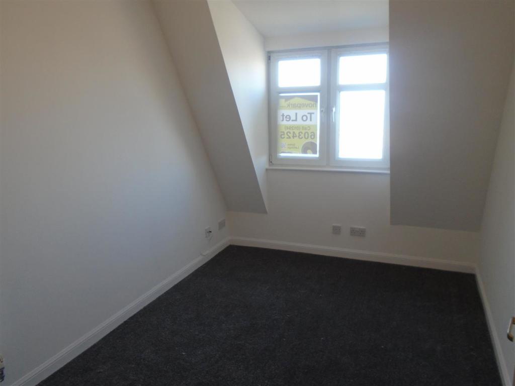 16H Winton Circus - Bedroom 1.JPG