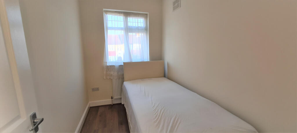 FRONT BEDROOM
