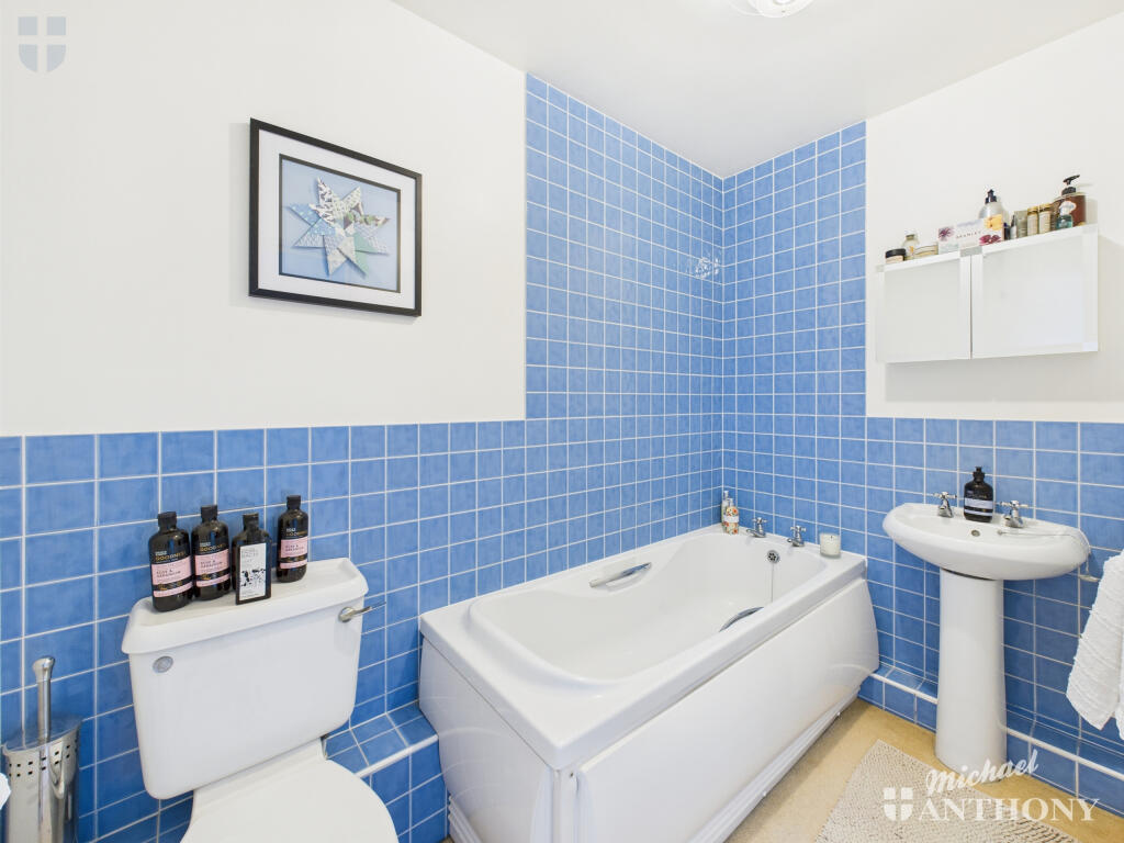 CAM03852G0-PR0476-STILL004