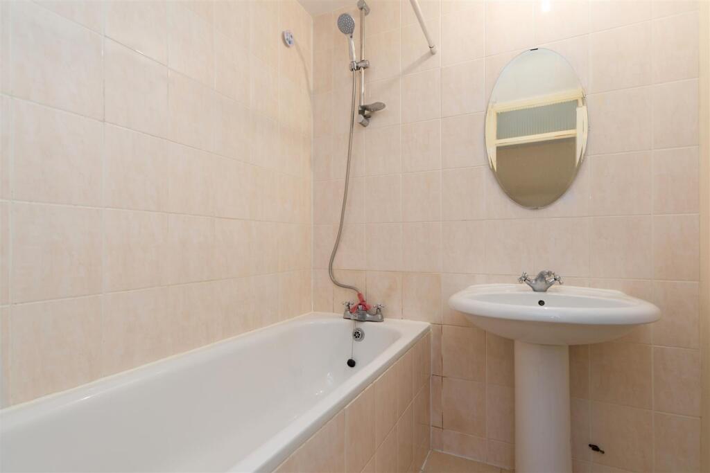 Cumerland House Bathroom.jpg