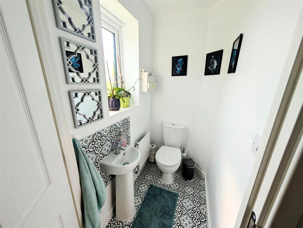 downstairs wc.jpg