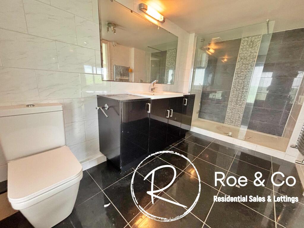 Master bedroom en-suite