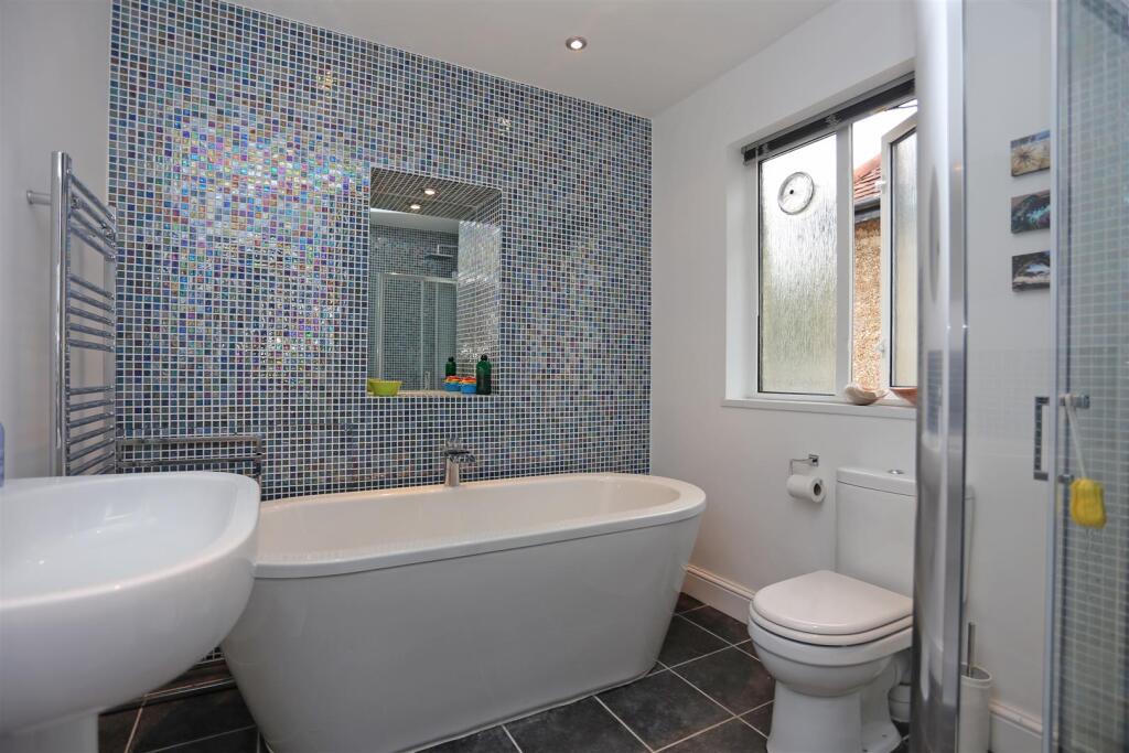 29 Tivoli Road Bathroom (2).JPG
