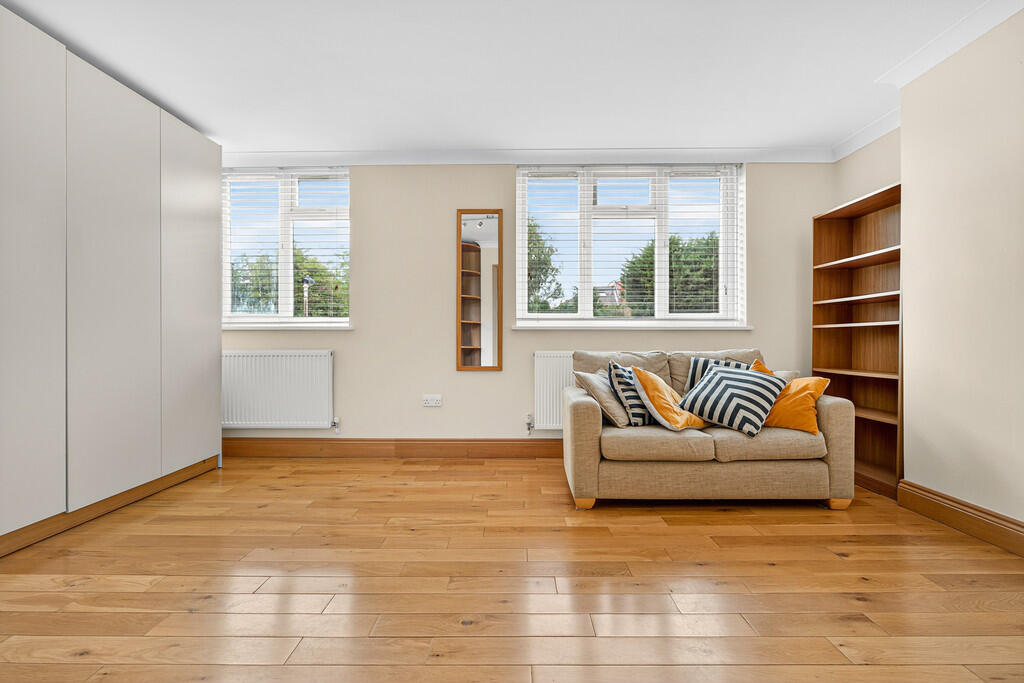 33 Walpole Close-...