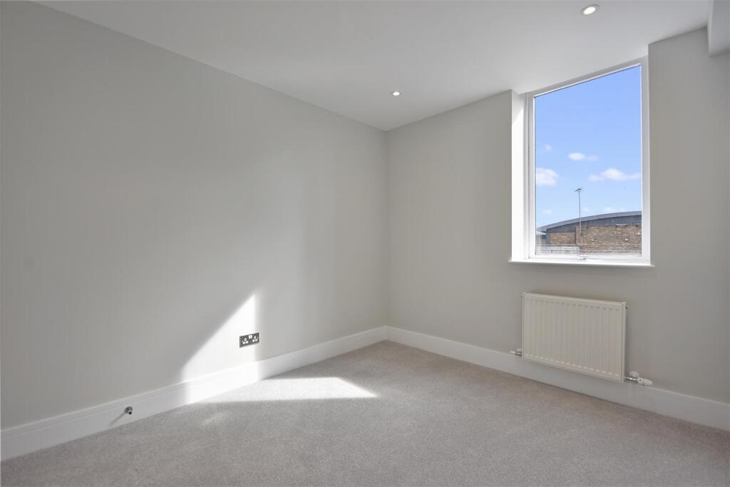 AR - Flat 6, Buckingham Place - Scnd Bedroom Angle