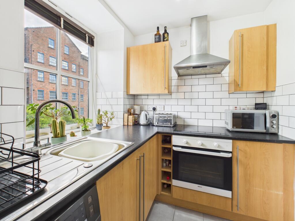 CAM03729G0-PR0142-STILL014