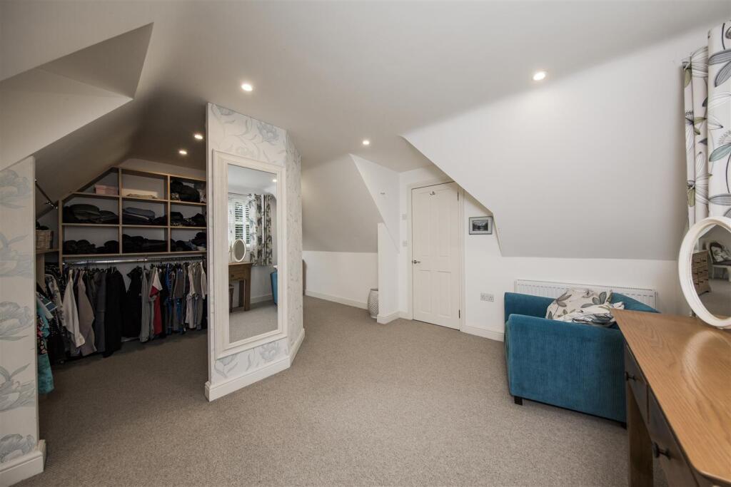 Dressing Room &amp; Walk In Wardrobe