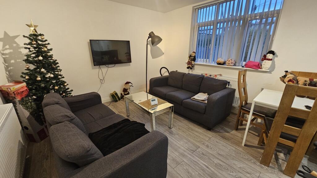 A cozy and well-maintained living room featurin...