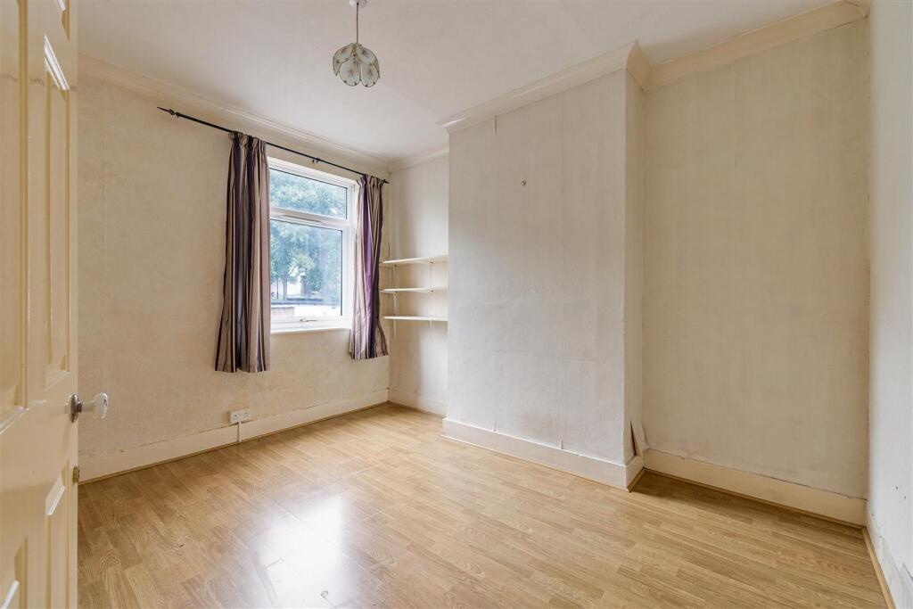 Selwyn Avenue, E4