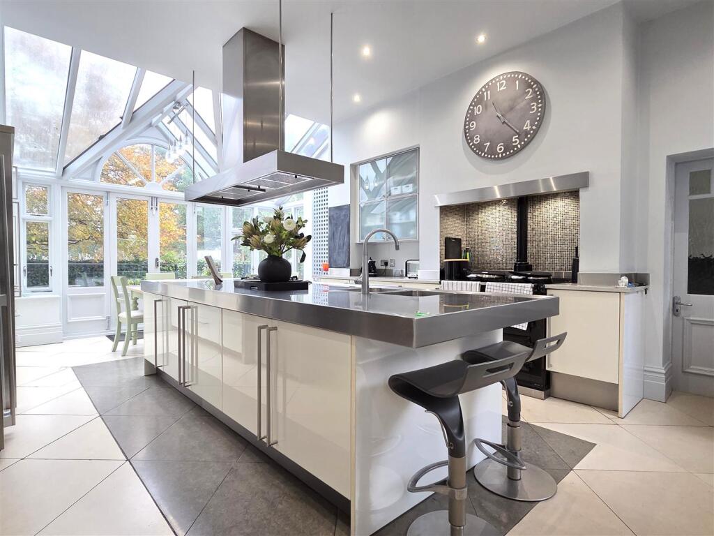 FAMILY DINING KITCHEN