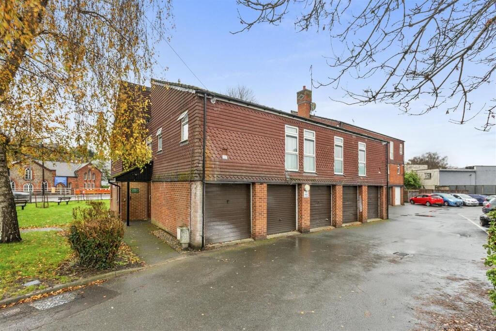 12 Baines House, Abbey Barn Rd, HP11 1RJ-9.jpg