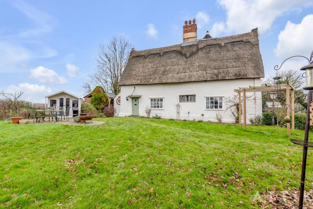 Old thatched cottage Manse Lane Crstfield IP19 0DJ