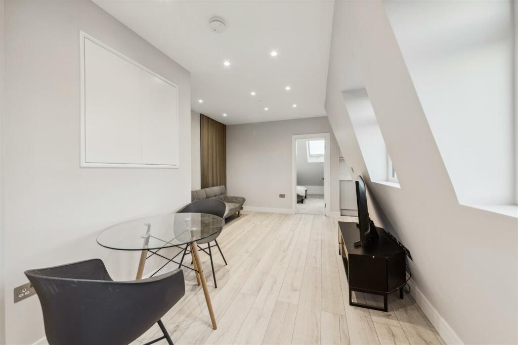 Flat 4, 52 Gilbey Road, SW17 0QG-4.jpg