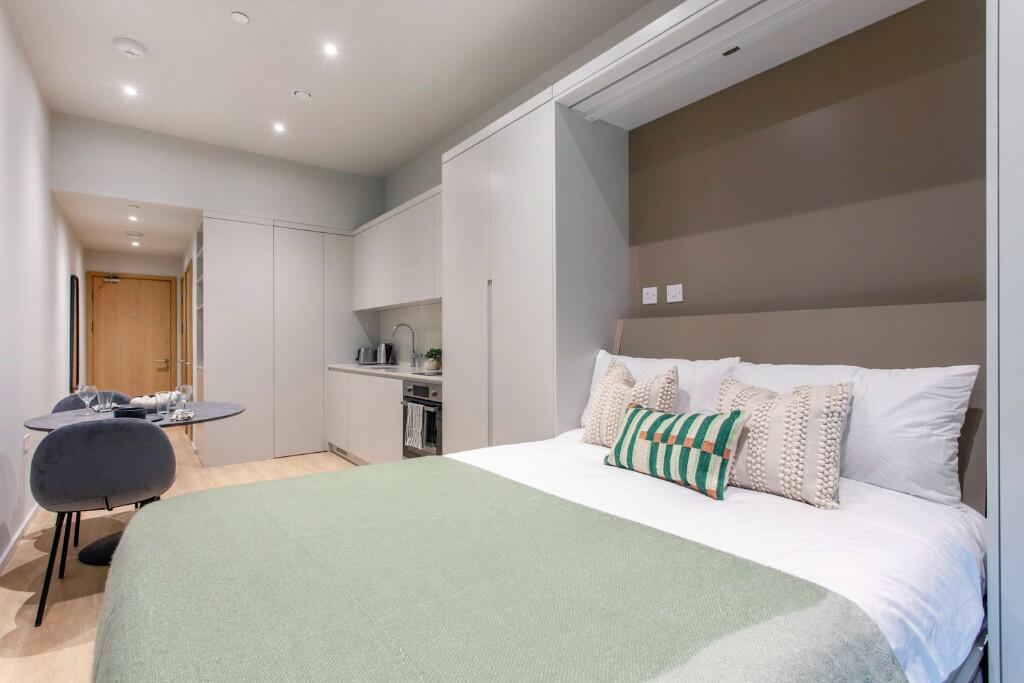 Selsdon Way, London, E14