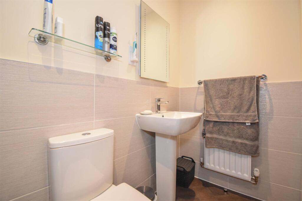 3 Pear Tree Garth En-Suite B.jpg