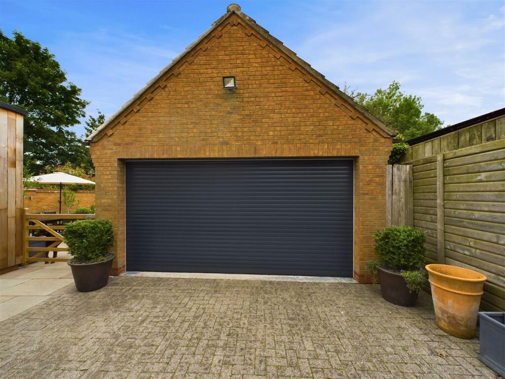 DOUBLE GARAGE