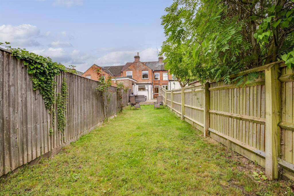 92 Oakridge Road, HP11 2PL-11.jpg