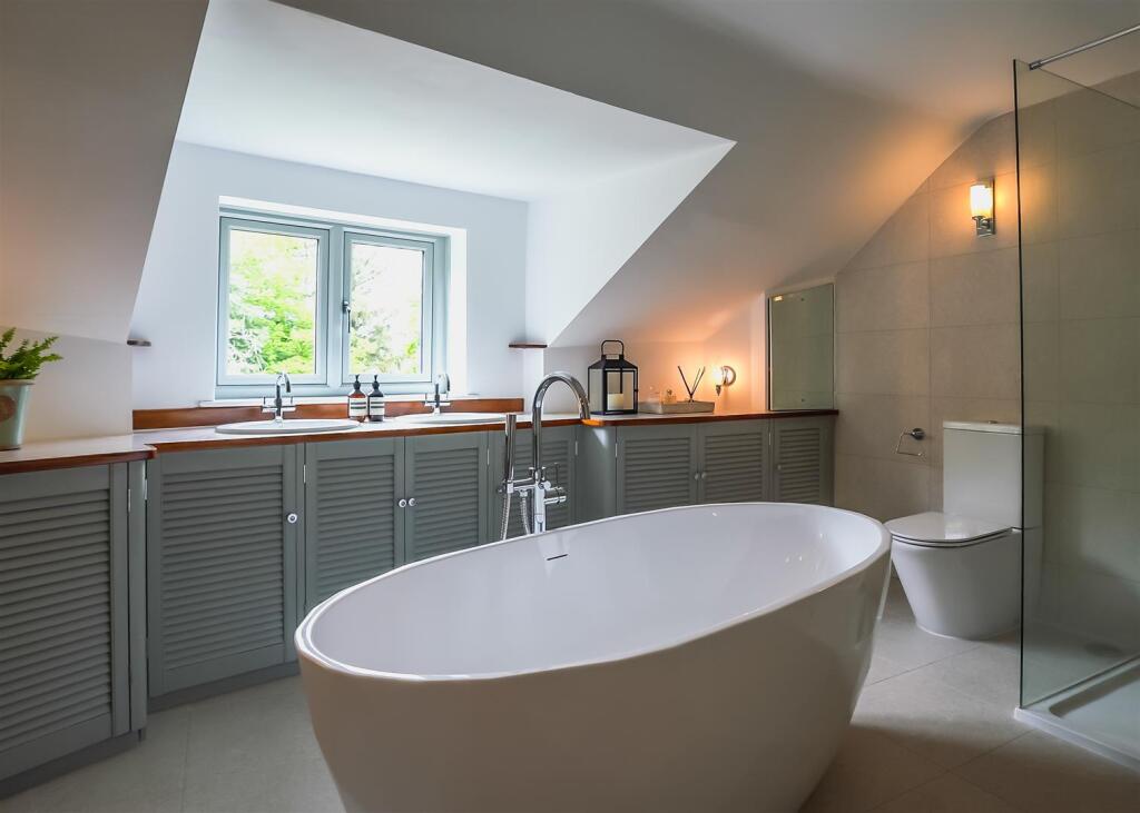 Master En-Suite Bathroom