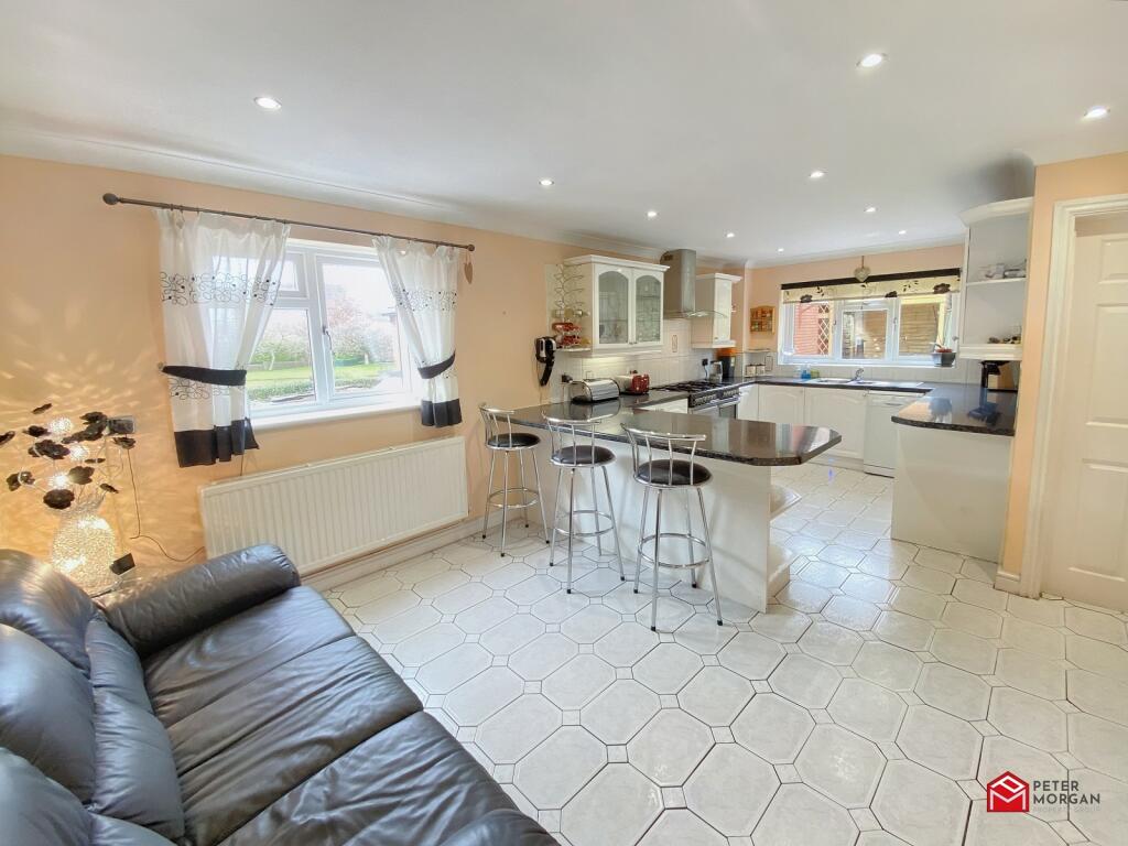 Kitchen/ Breakfast/ Living Room