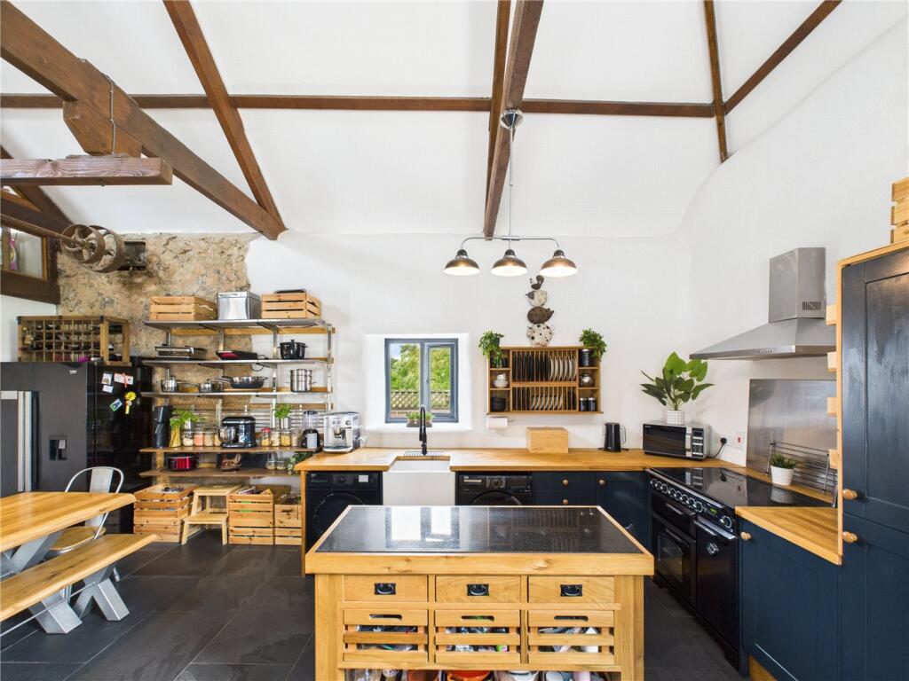 Kitchen &amp; Living