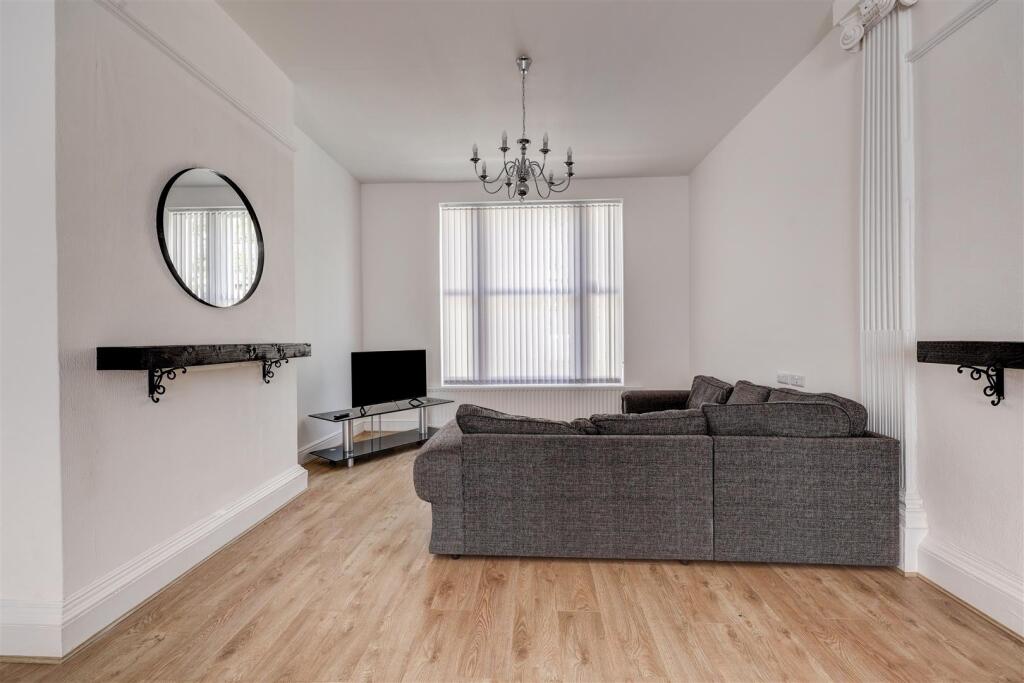 Communal Lounge 3.jpg