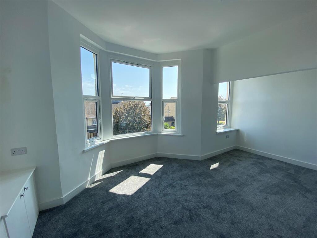 309FF Holton Road - living room.jpg