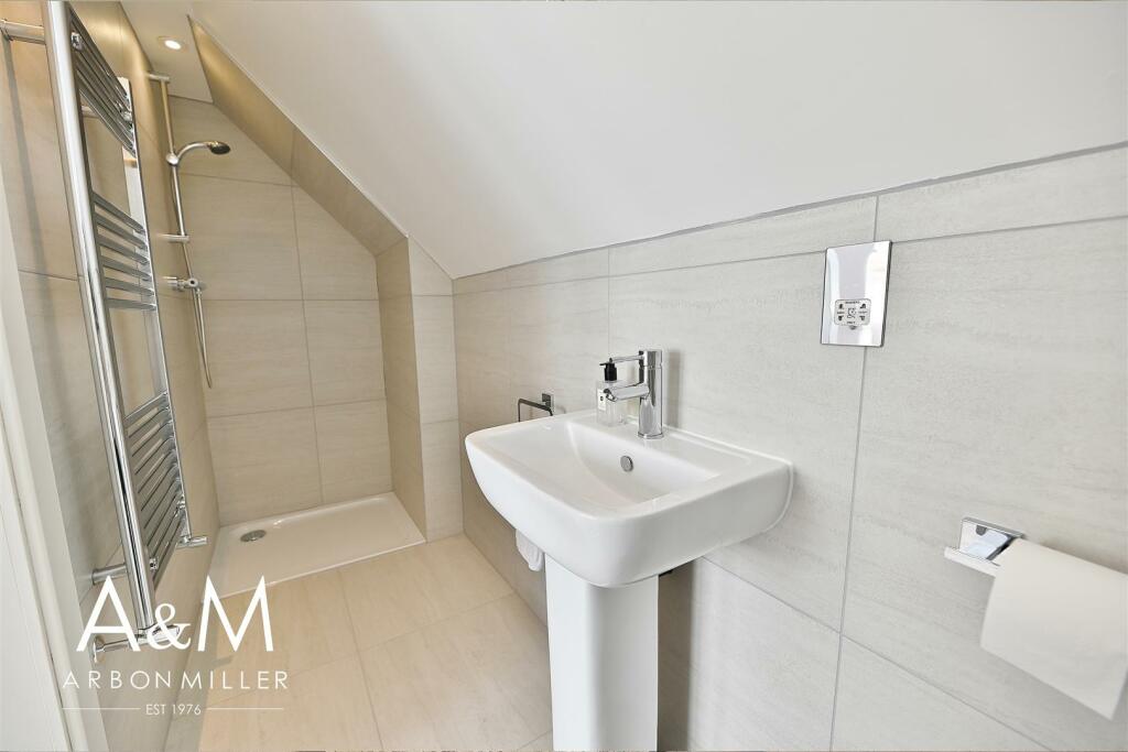 EN-SUITE SHOWER ROOM