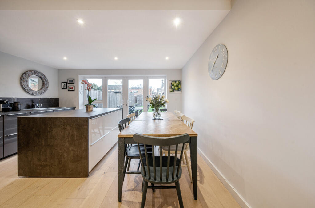 Island &amp; Dining Area