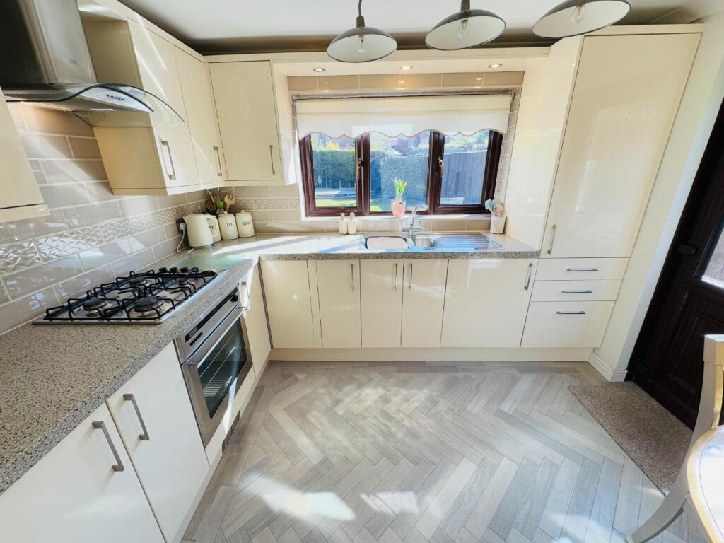 KITCHEN/BREAKFAST ROOM