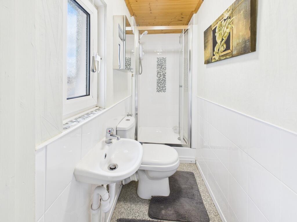 En Suite to Bedroom 3