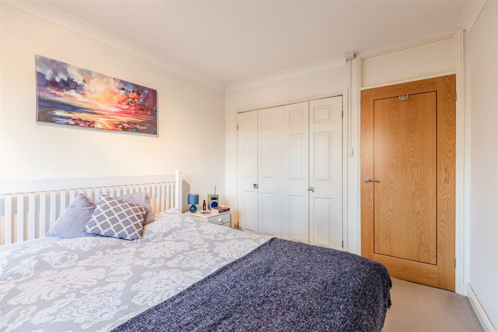 10 Brockley Combe, Weybridge, KT13 9QB - 8.jpg