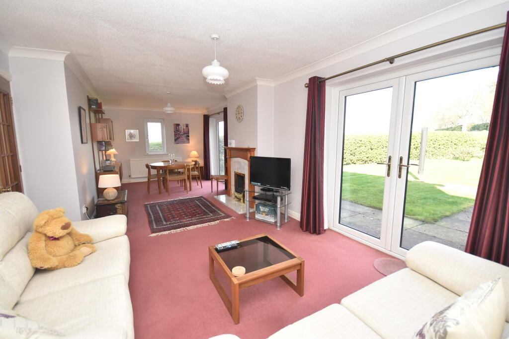 Lounge/Dining Roo...