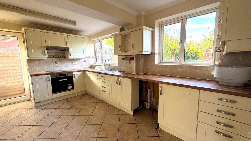Kitchen 2.jpg