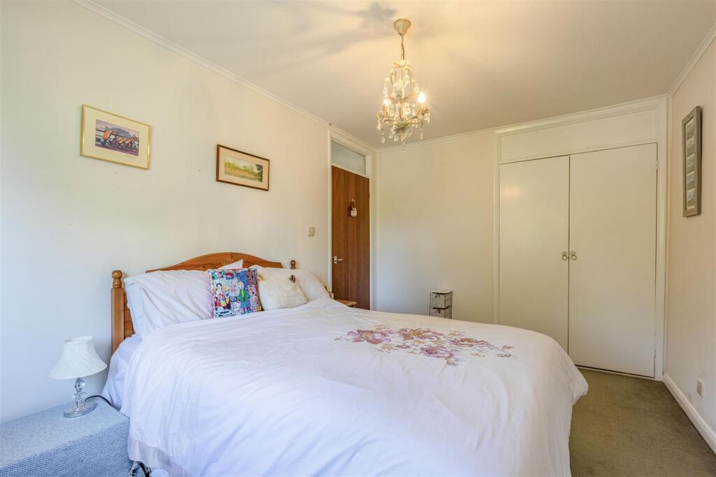 4 Digby Way, Byfleet - 5.jpg